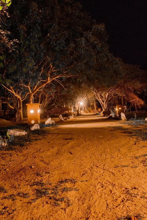 Sarada Beach Resort Yala Тіссамахарама Екстер'єр фото